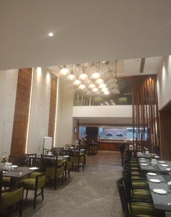 Blossom Rooms Hotel Vashishtha - Free Lunch Or Dinner- Free Breakfast Χιντεραμπάντ Εξωτερικό φωτογραφία